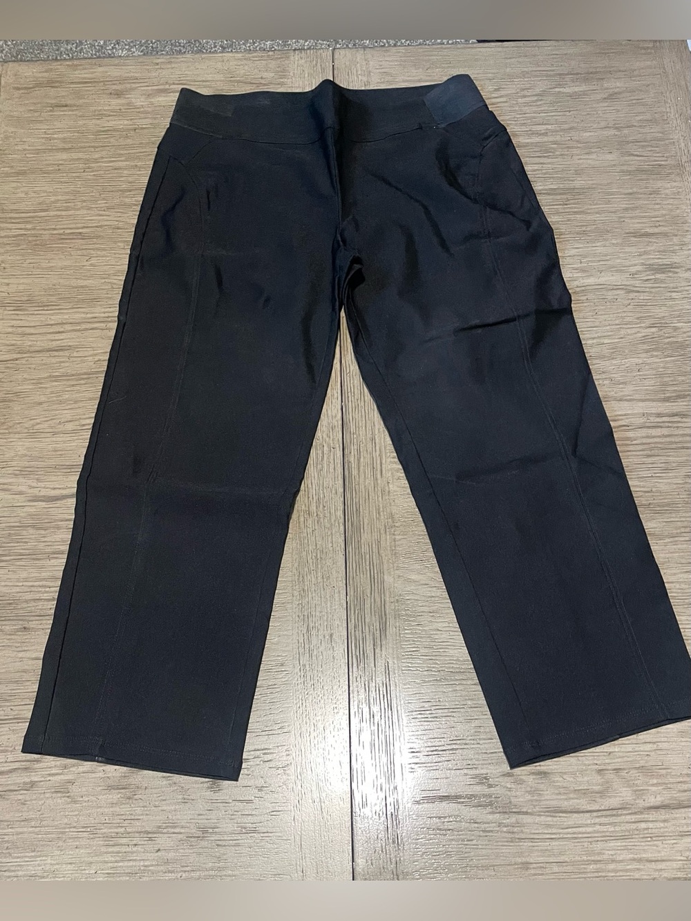 Vera Wang cropped women’s pull on pants, size small, black.